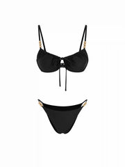 Bikini de escote corazón con cuentas y aros