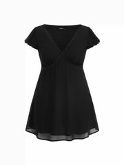 Vestido Mini en línea A con escote en V, manga con volantes y panel de encaje Curvy