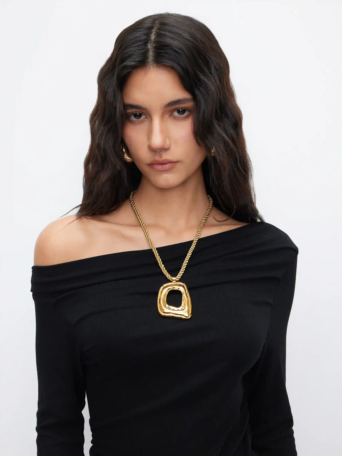 GEOMETRIC PENDANT NECKLACE