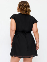 Vestido Mini en línea A con escote en V, manga con volantes y panel de encaje Curvy
