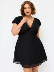 Vestido Mini en línea A con escote en V, manga con volantes y panel de encaje Curvy