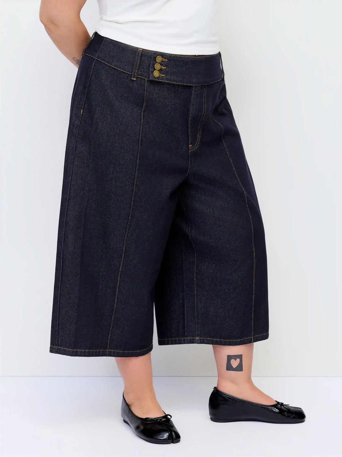 Washed Denim Mid Rise Metal Detail Wide Leg Capri Jeans Curve & Plus