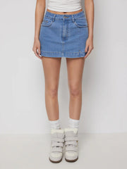 Micro shorts vaqueros de cintura alta con detalle metálico